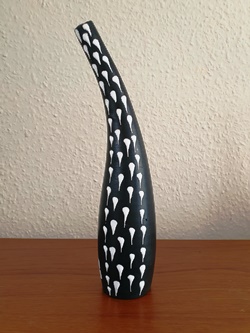 Anden Keramik aflang sort vase med hvide prikker 2021