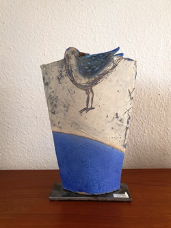 Andet keramik blaa vase med fugl paa top 2021